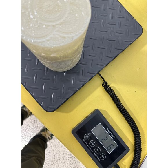 Leoben Candle Leather Santal Candle 18 oz 1-Wick White Textured Glass Jar Soy - Picture 6 of 6